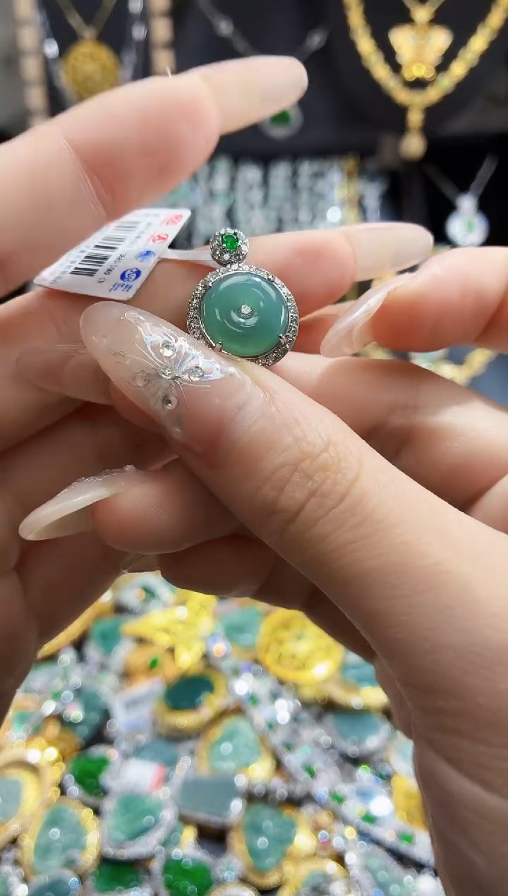 翡翠未镶嵌吊坠(赠链)天然翡翠a货 多样性发其一