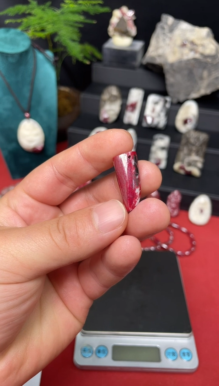 天然辰砂原石狼牙吊坠