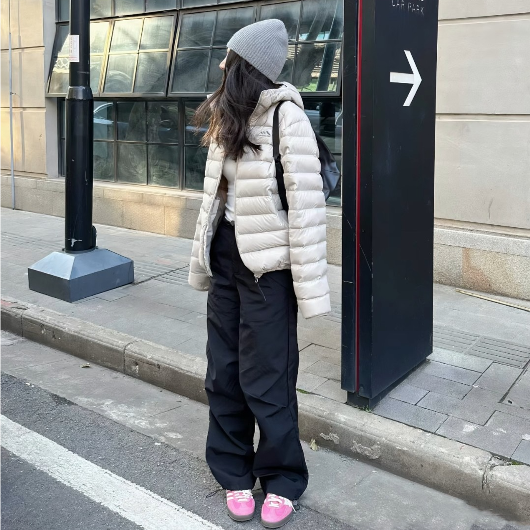 灰色排骨羽绒服女短款轻薄2025年冬季新款休闲鸭绒情侣连帽外套潮