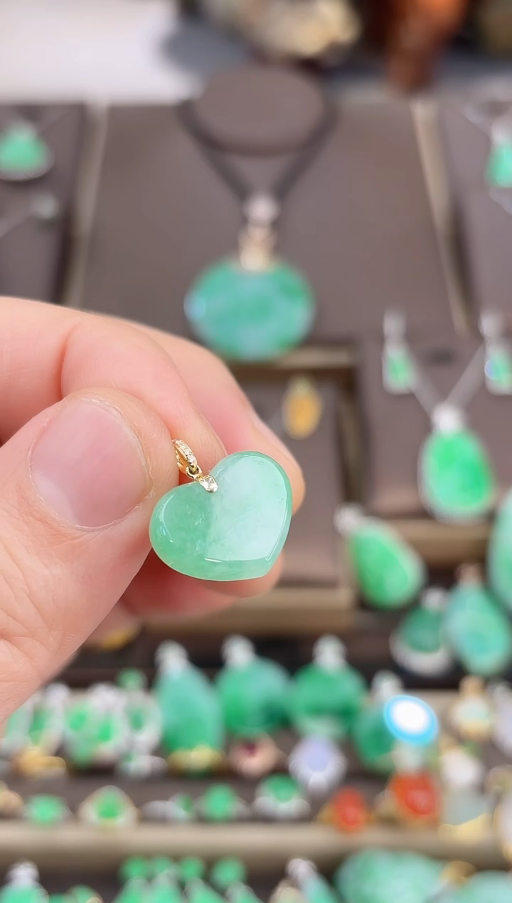 【闪购商品】翡翠吊坠(赠链)18K金镶嵌爱心吊坠
