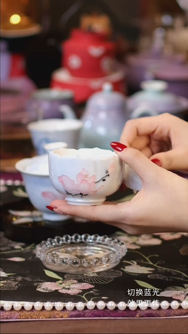 雾漫玉兰蝴蝶手把杯