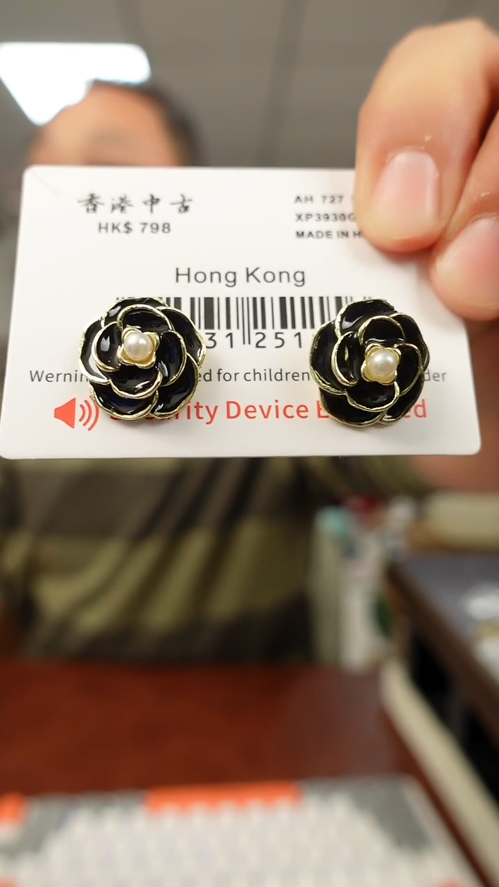 无非金属山茶花  珐琅釉耳钉    