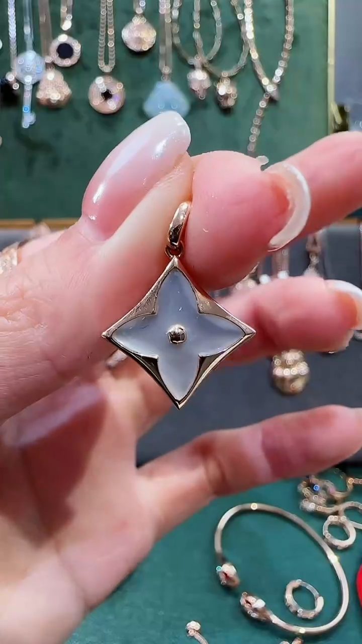 【闪购商品】贝壳（贝母）吊坠不含链18K金镶嵌18K金老花吊坠