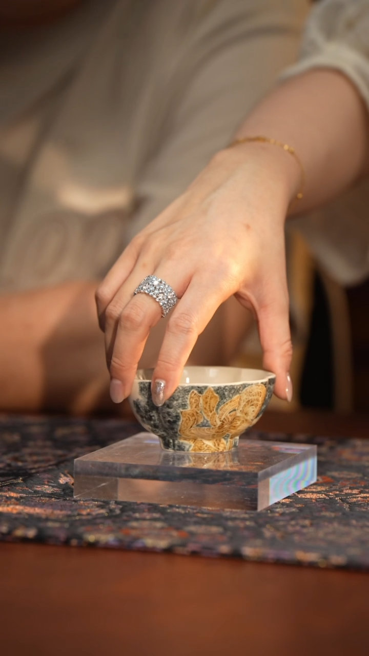 Q立勤堂青花釉里金拓片梅花瓣杯