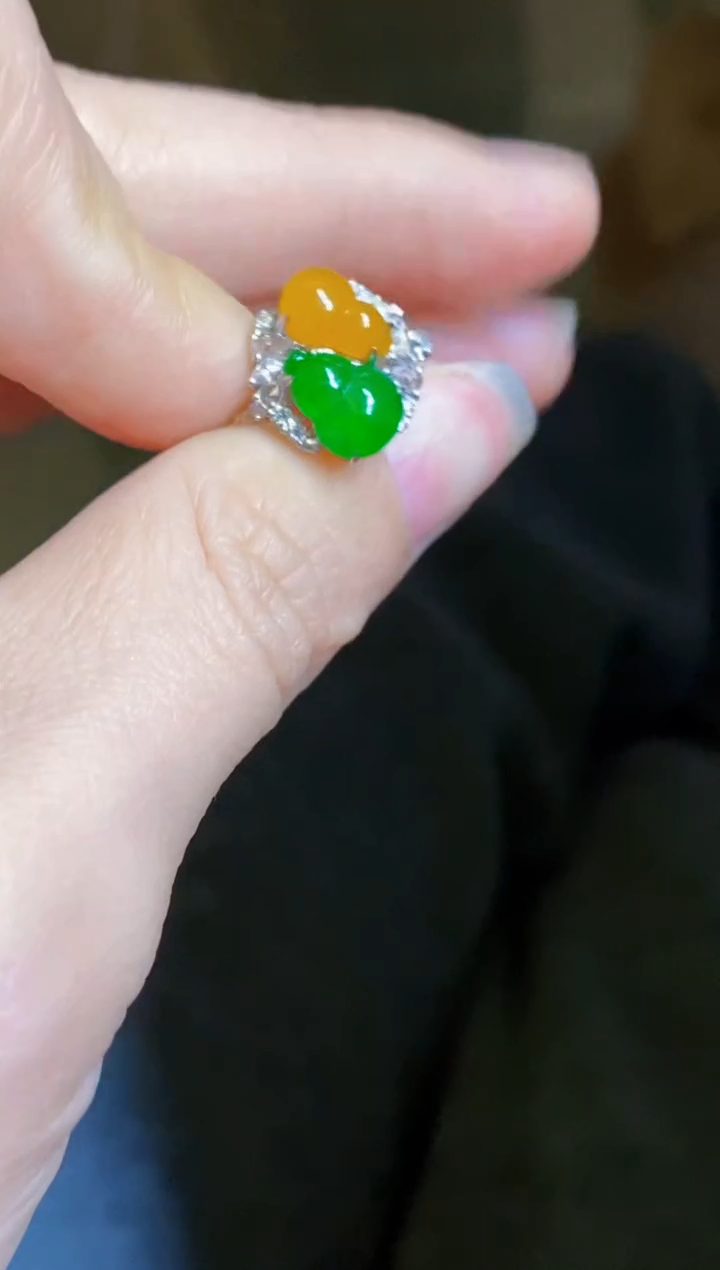 颈饰18K金镶嵌翡翠戒指