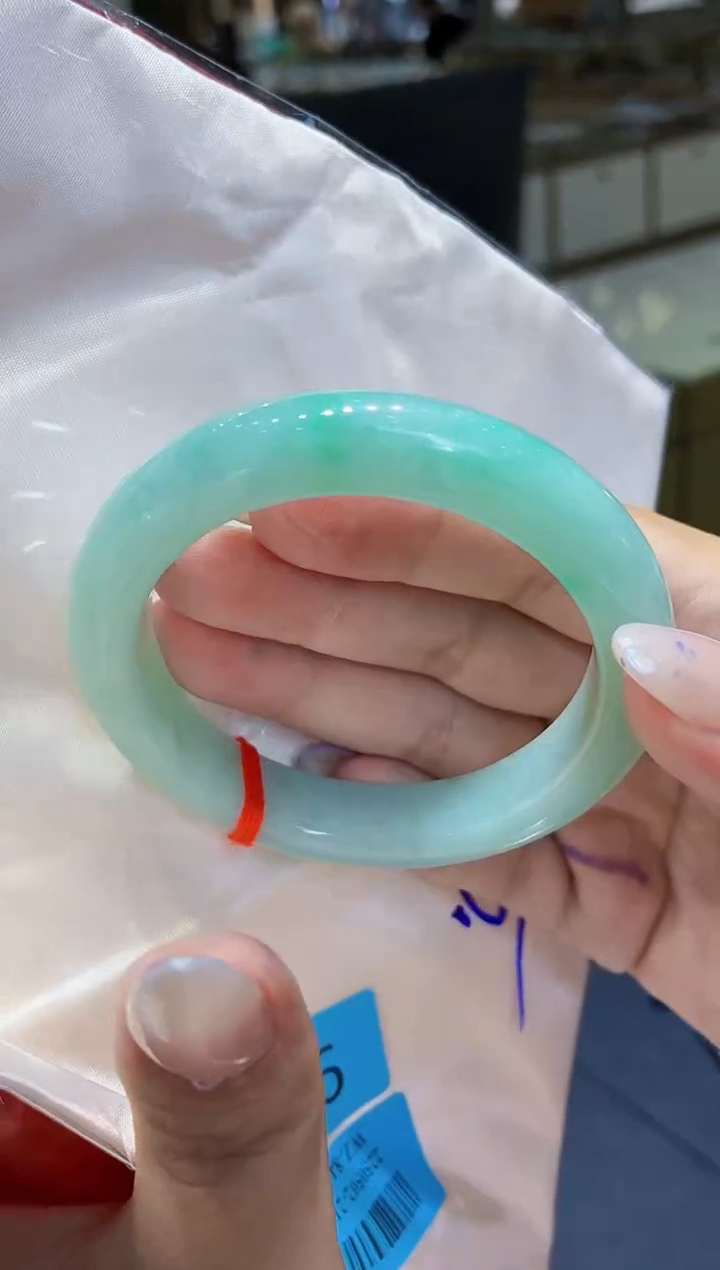 翡翠手镯未镶嵌翡翠手镯