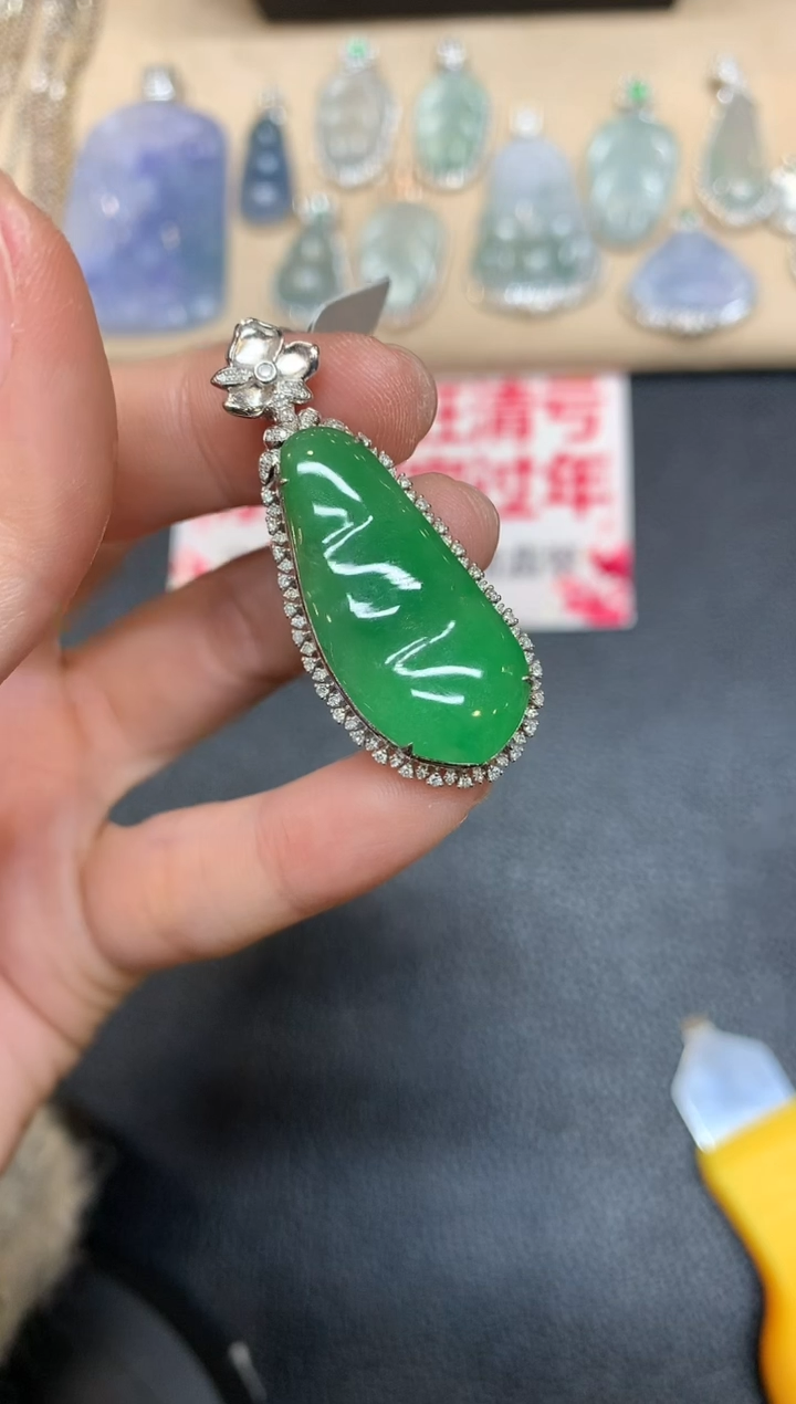 【闪购商品】翡翠吊坠(不含链)18K金镶嵌福豆【无服务费