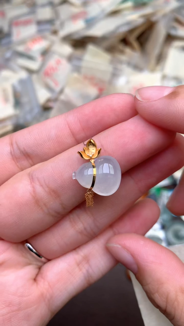 18K金镶嵌挂件翡翠   —
