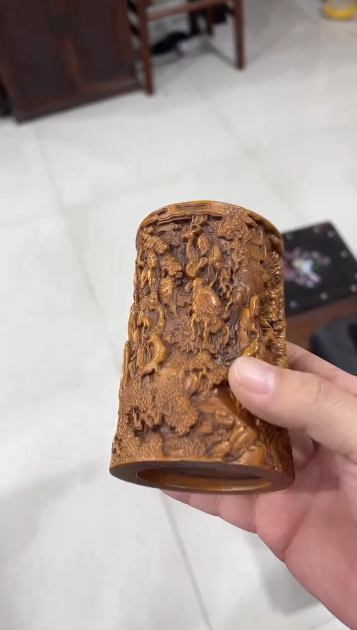 逍****3黄杨木十八罗汉笔筒