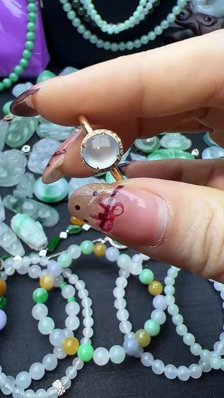 18K金镶嵌戒指翡翠蛋面