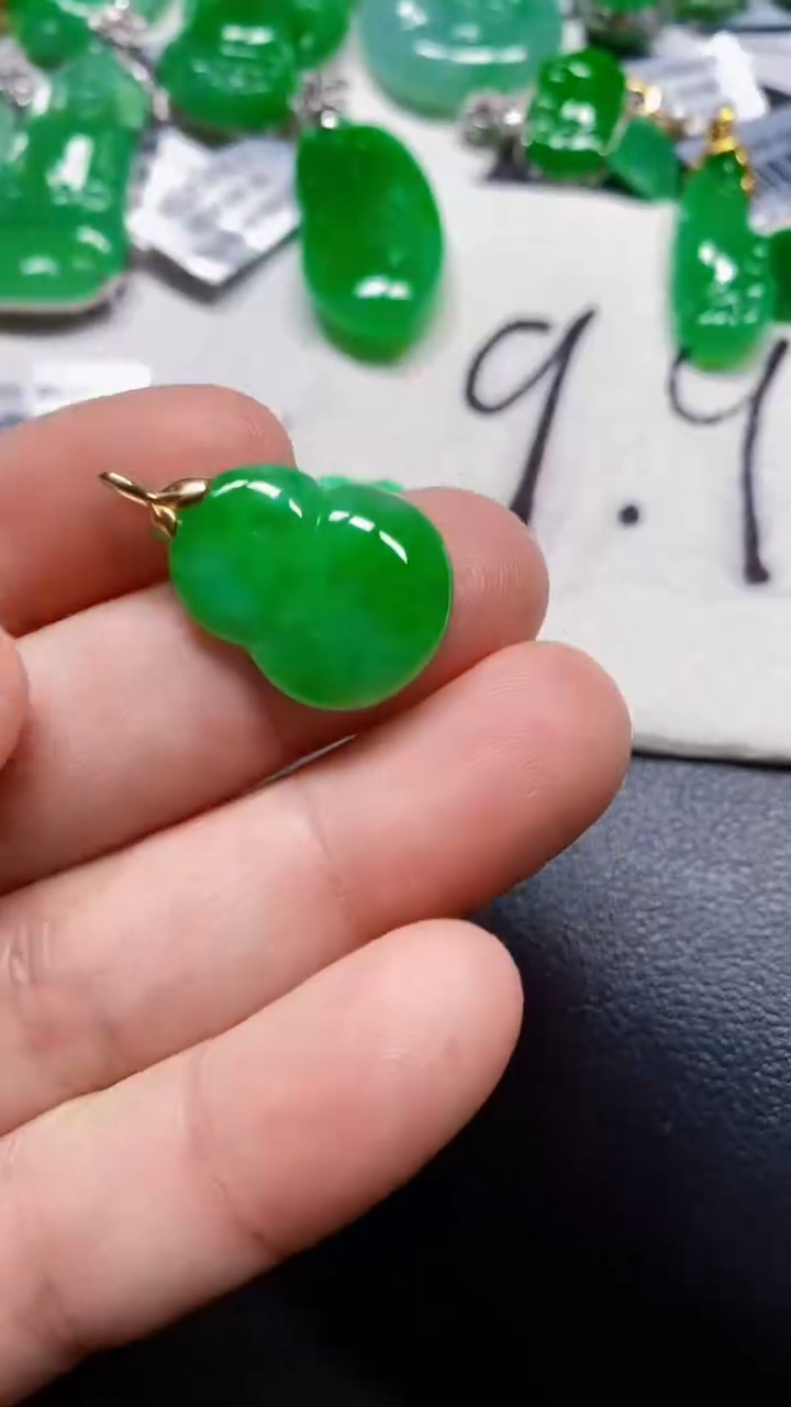 颈饰18K金镶嵌翡翠葫芦