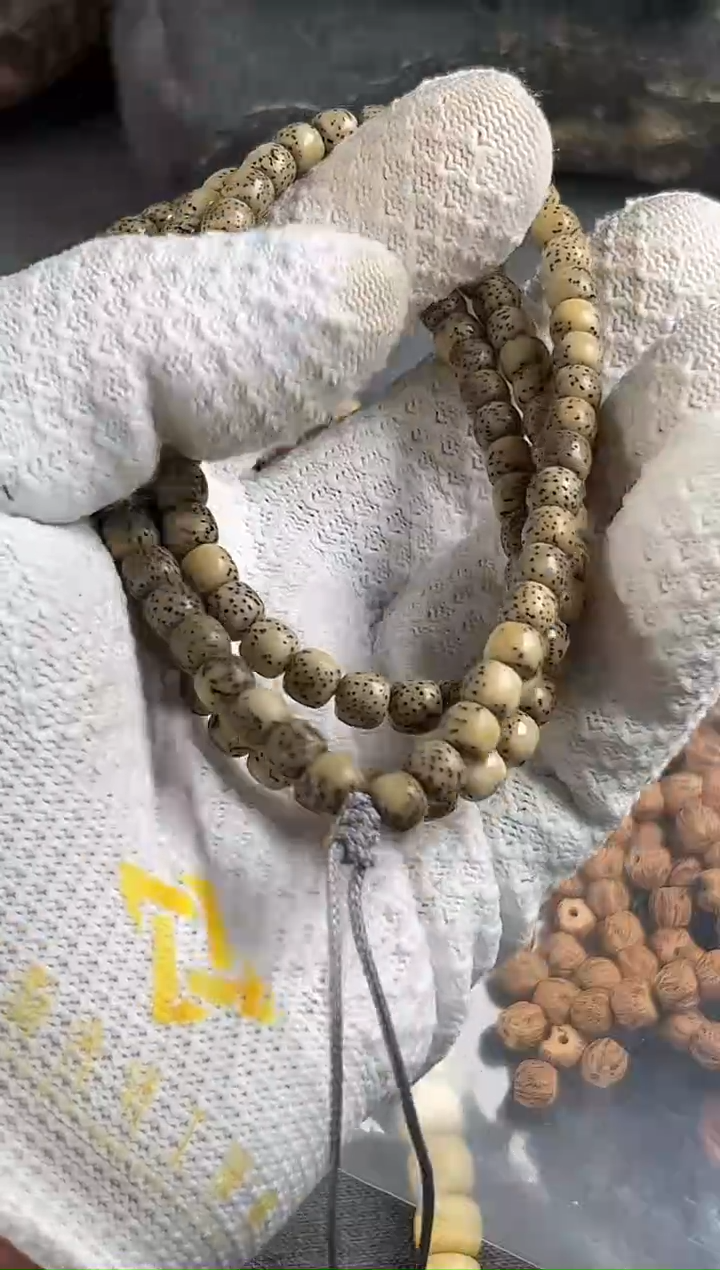 手串桃核各一件加个好友九宫格