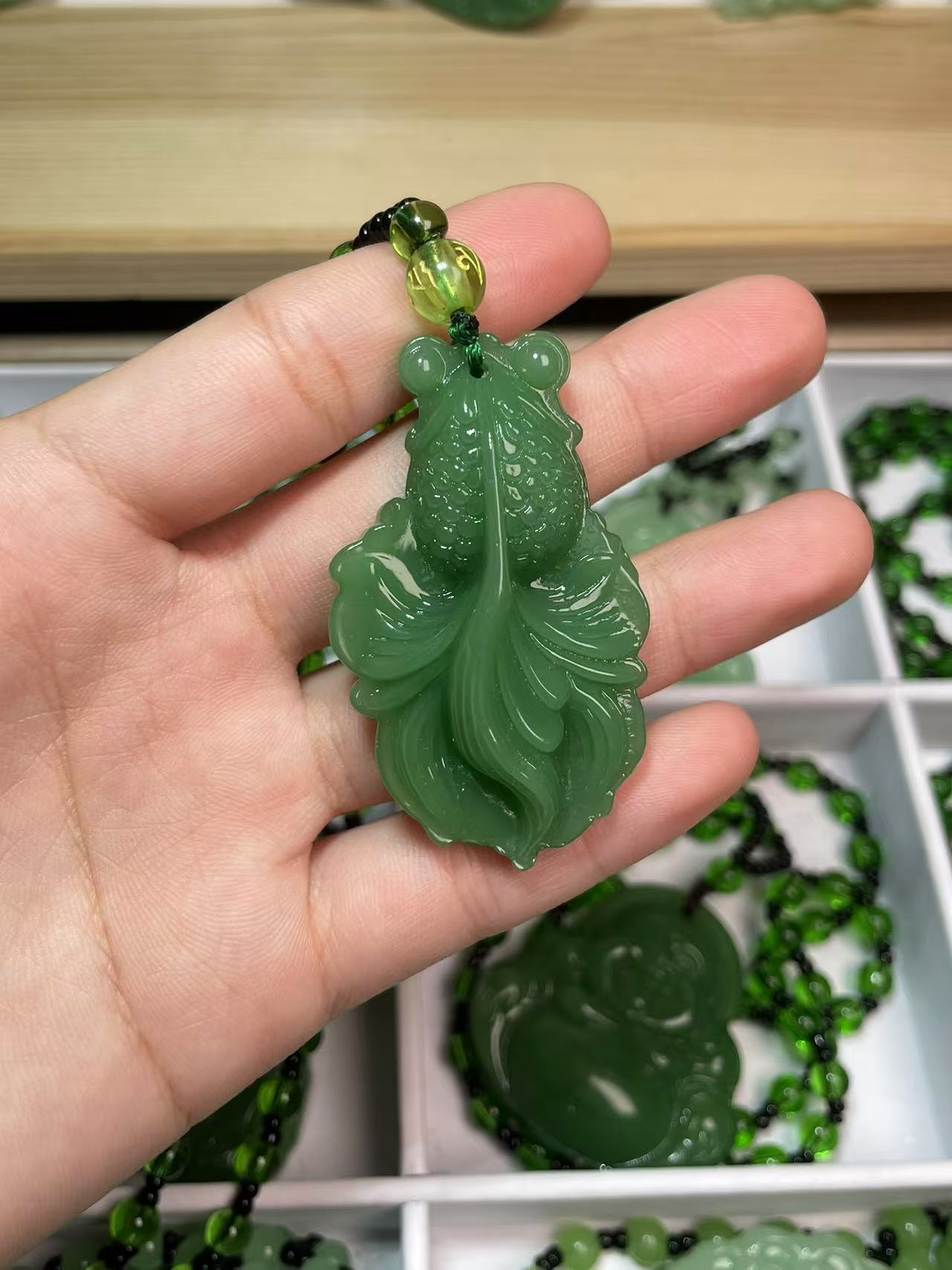 深绿色小小金鱼吊坠百搭款