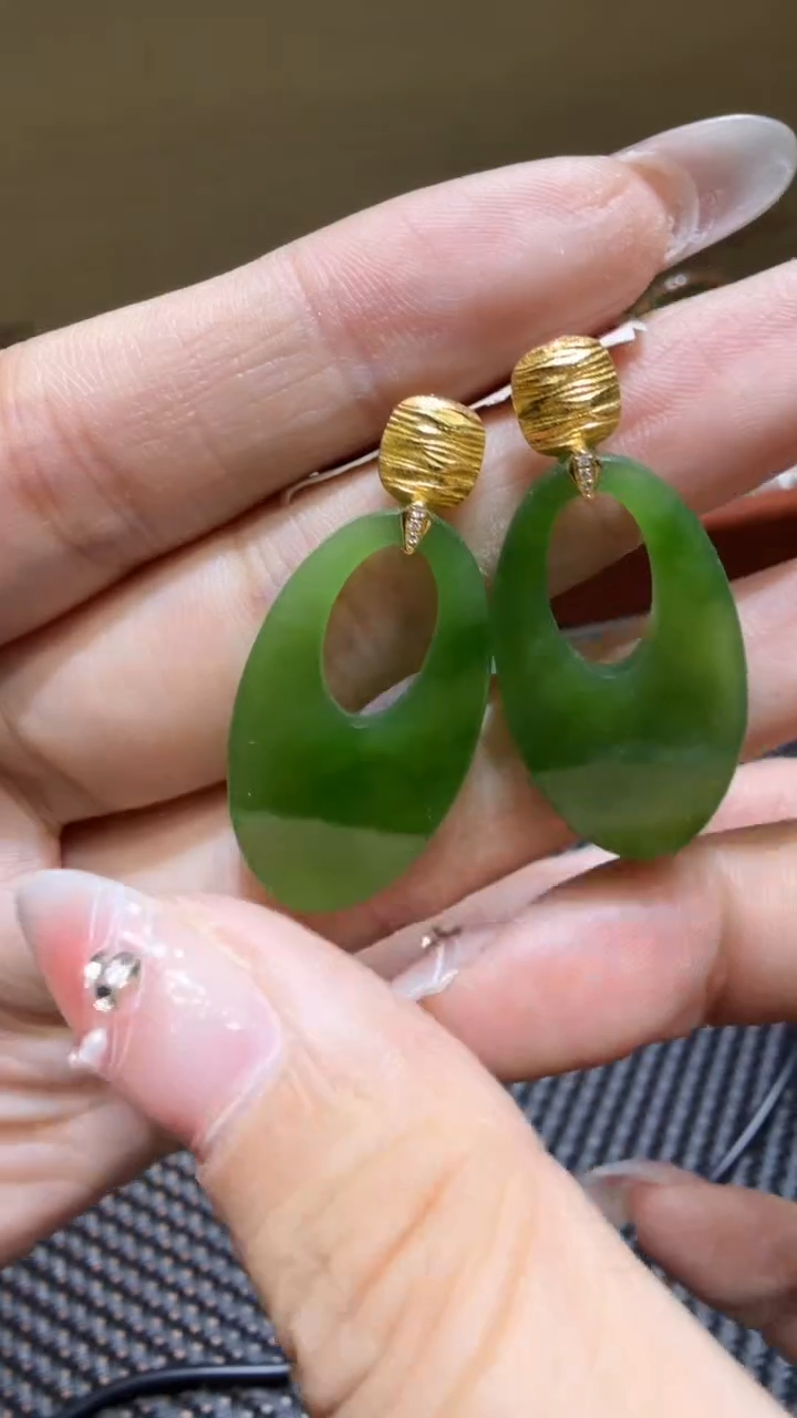 颈饰18K金镶嵌和田玉耳饰一对