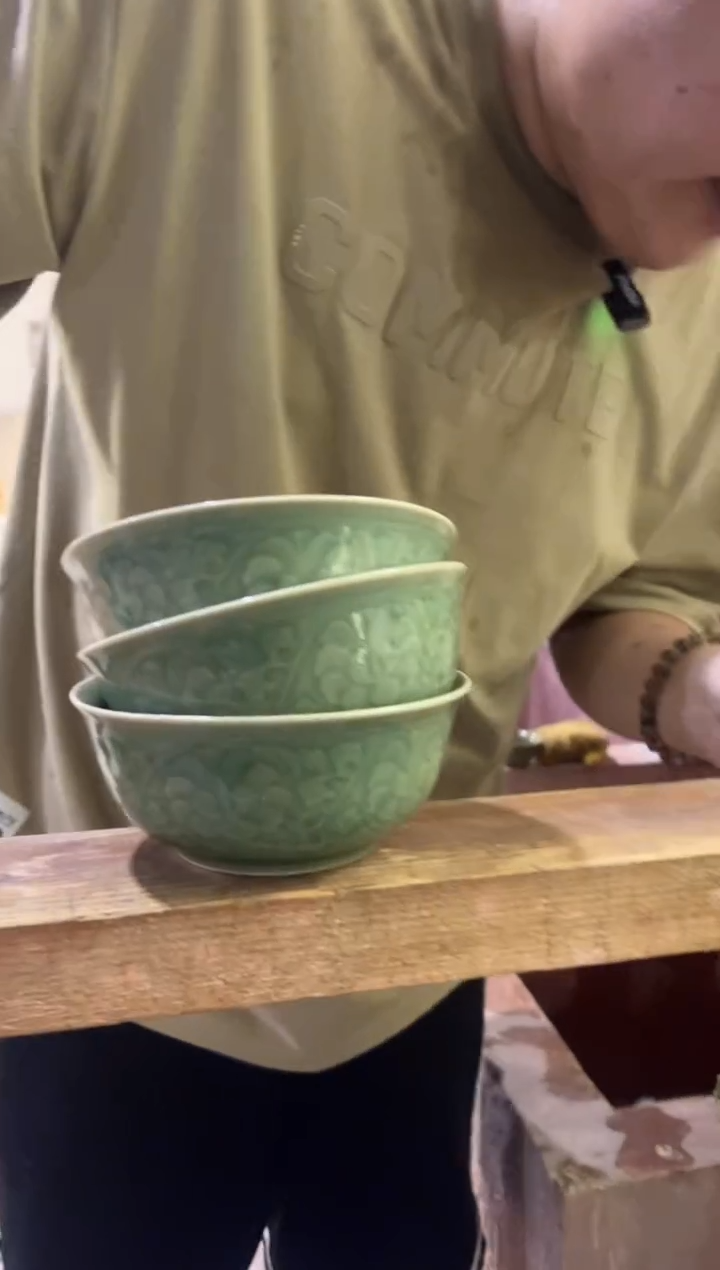 微瑕耀州窑青瓷牡丹纹5.5寸碗3只