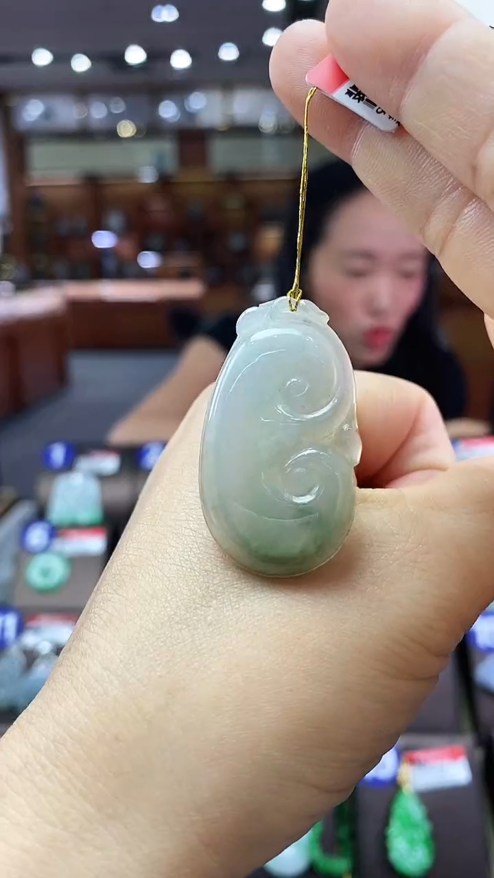 翡翠未镶嵌颈饰如意