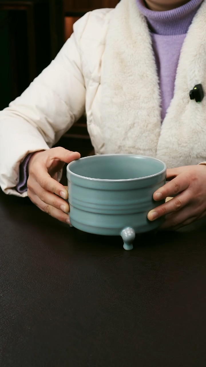 【闪购商品】其他中号三足弦纹樽51