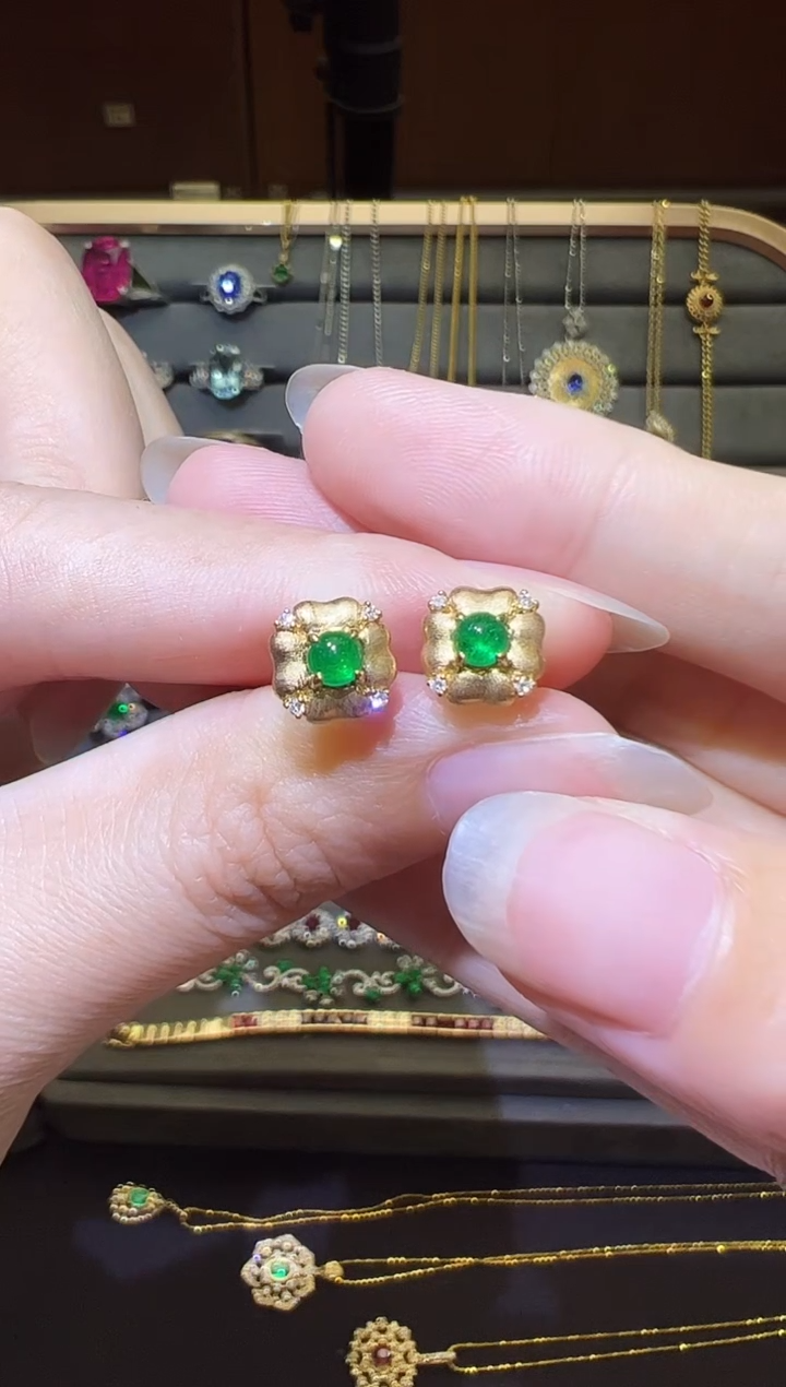 18K金镶嵌耳饰祖母绿0.4ct