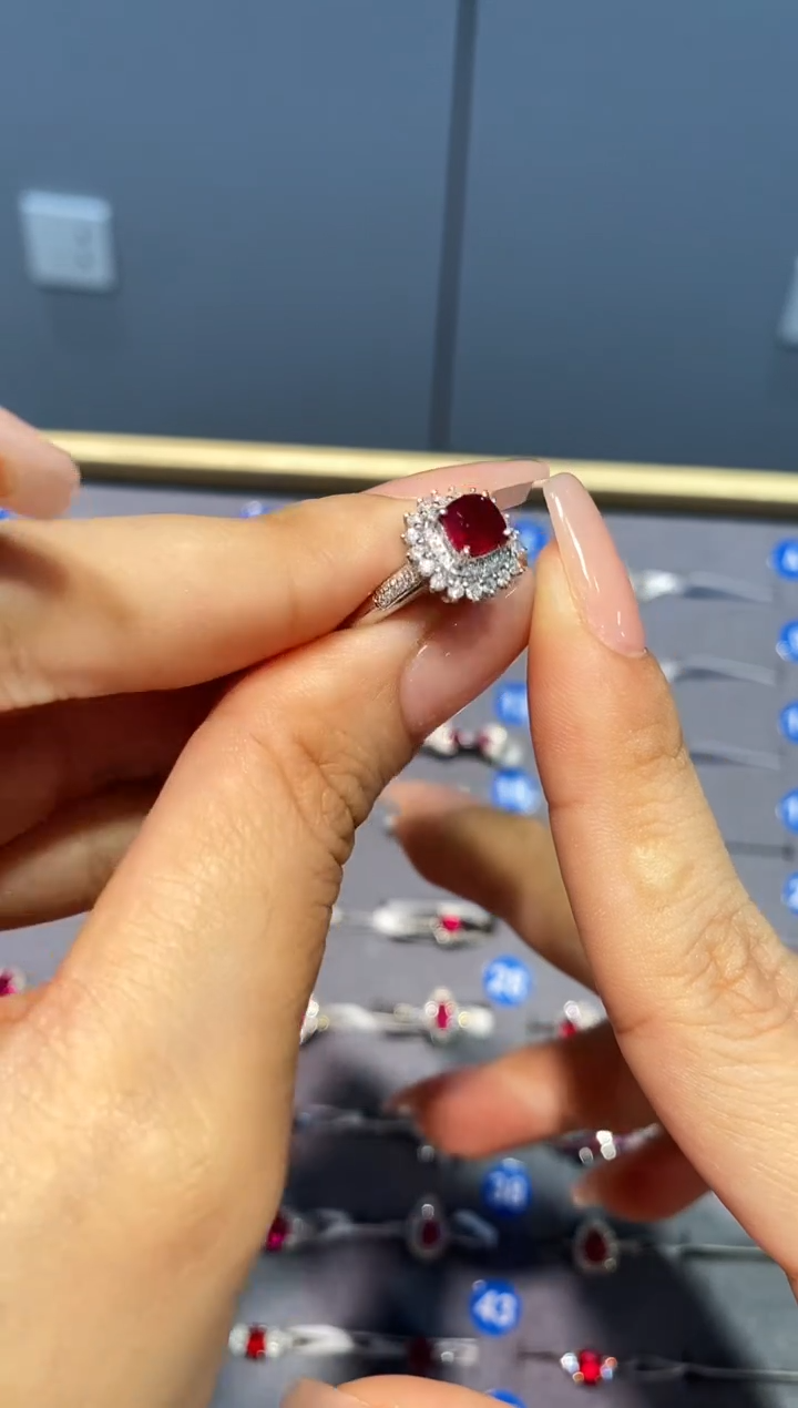 红宝石戒指18K金镶嵌戒指