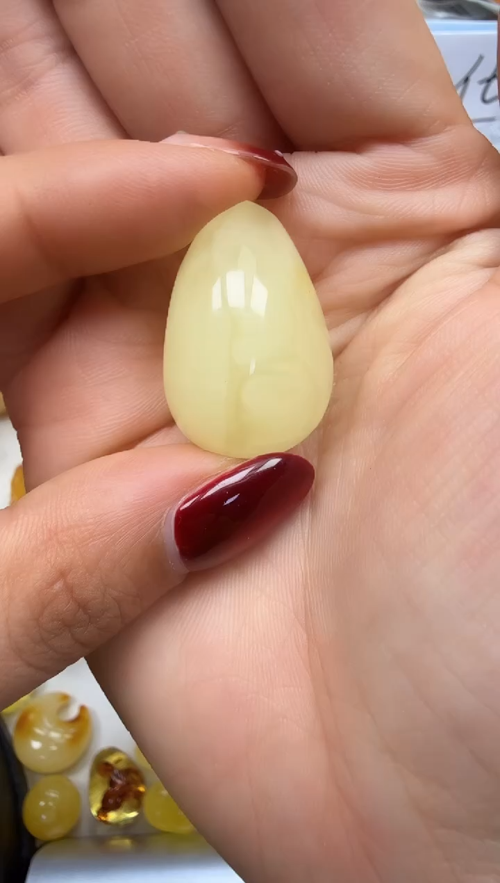 裸石琥珀未镶嵌如图