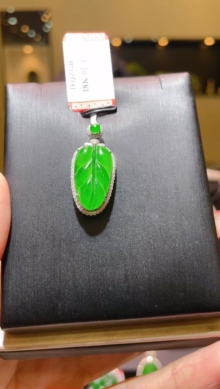 【闪购商品】翡翠吊坠(赠链)18K金镶嵌A86