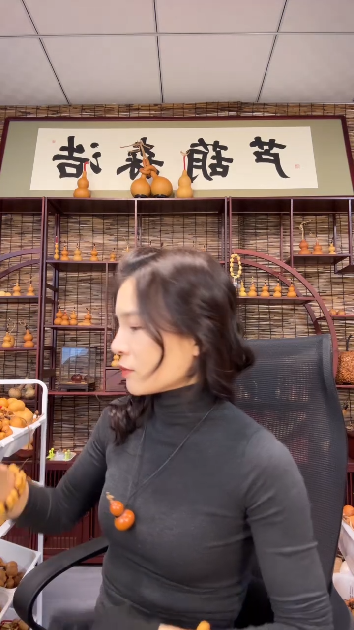 永****供精品草里金脖挂