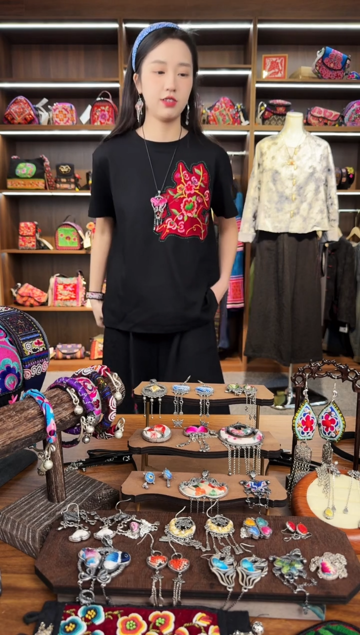 【闪购商品】织绣A23蒙阿苏苗绣传承