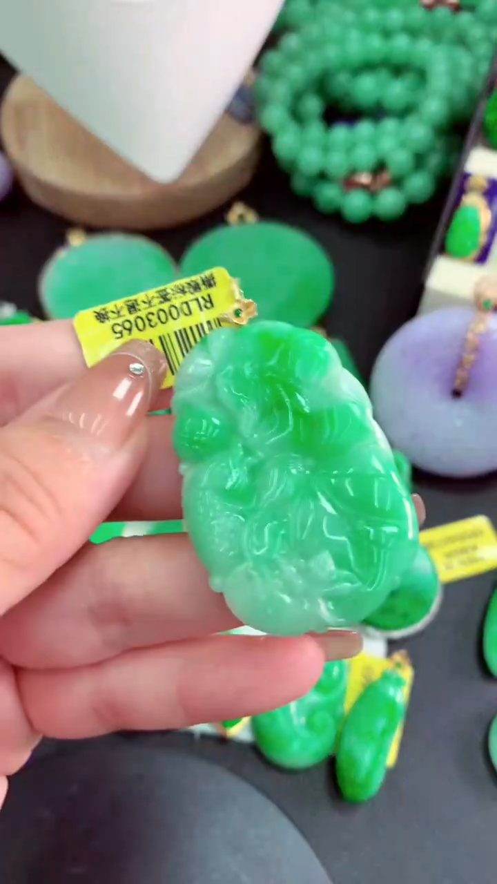 颈饰18K金镶嵌翡翠挂件