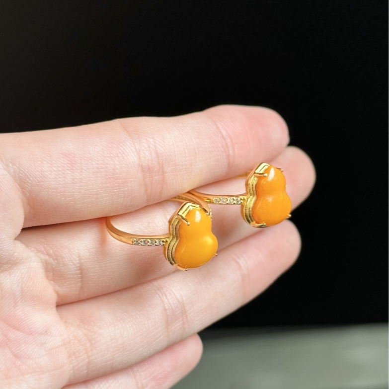 石惑珠宝~蜜蜡葫芦戒指约12*9mm可调节