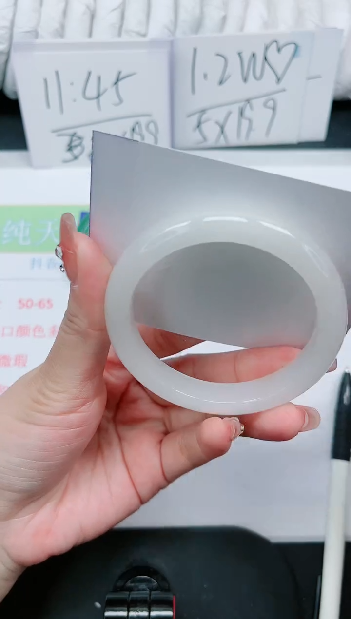 【闪购商品】石英质玉手镯未镶嵌133