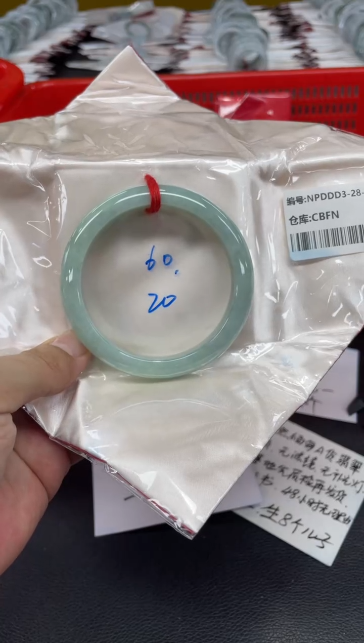 翡翠手镯未镶嵌翡翠手镯