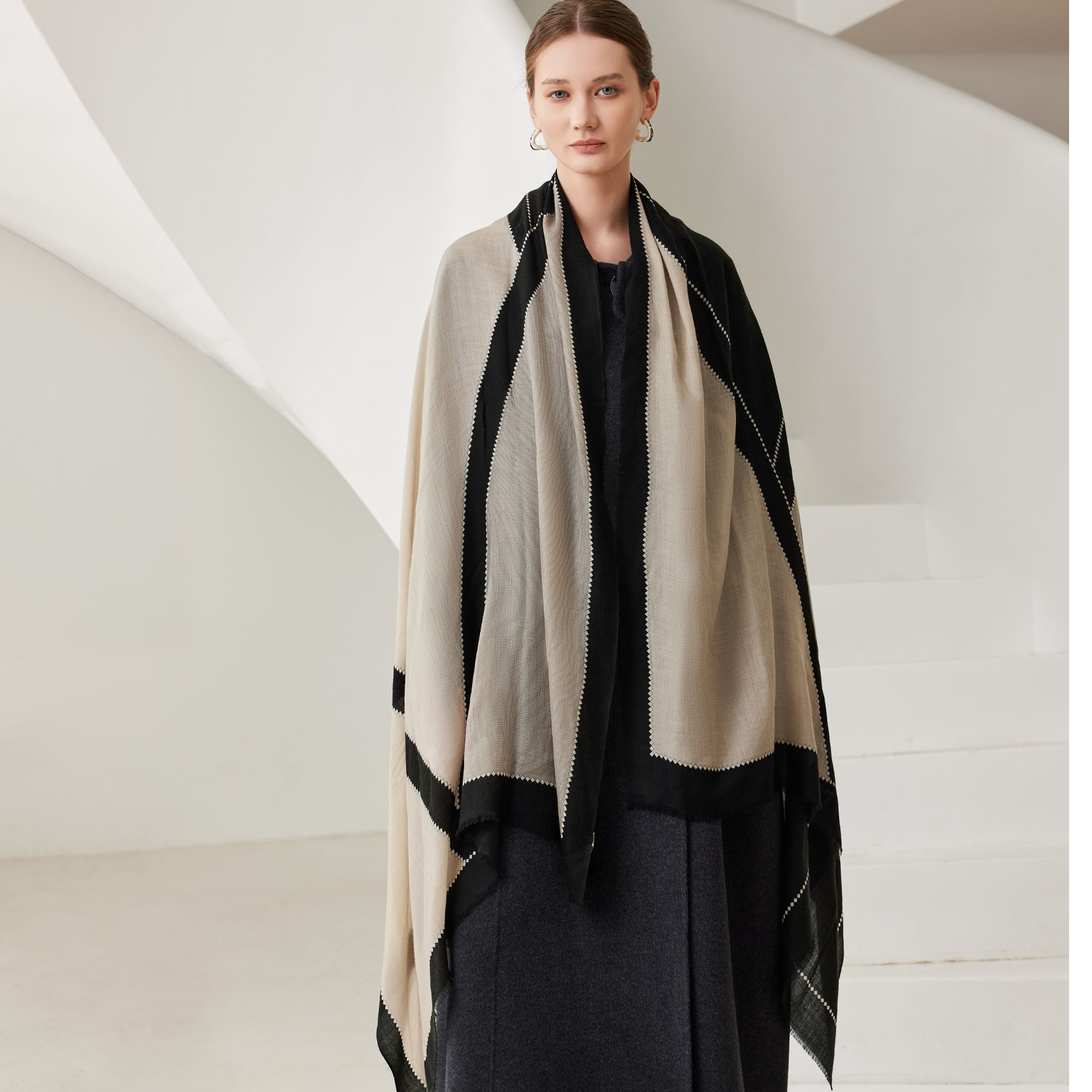 奢凌羊「米黑围披」100%绵羊毛披肩百搭女薄款秋冬旅游高端羊毛围巾