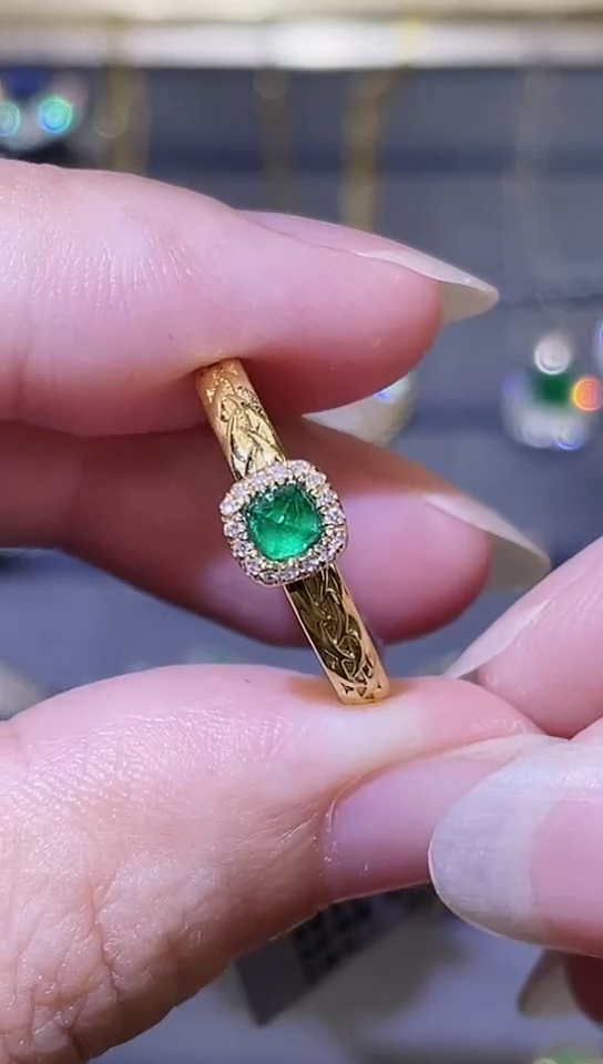 18K金镶嵌戒指祖母绿0.25ct