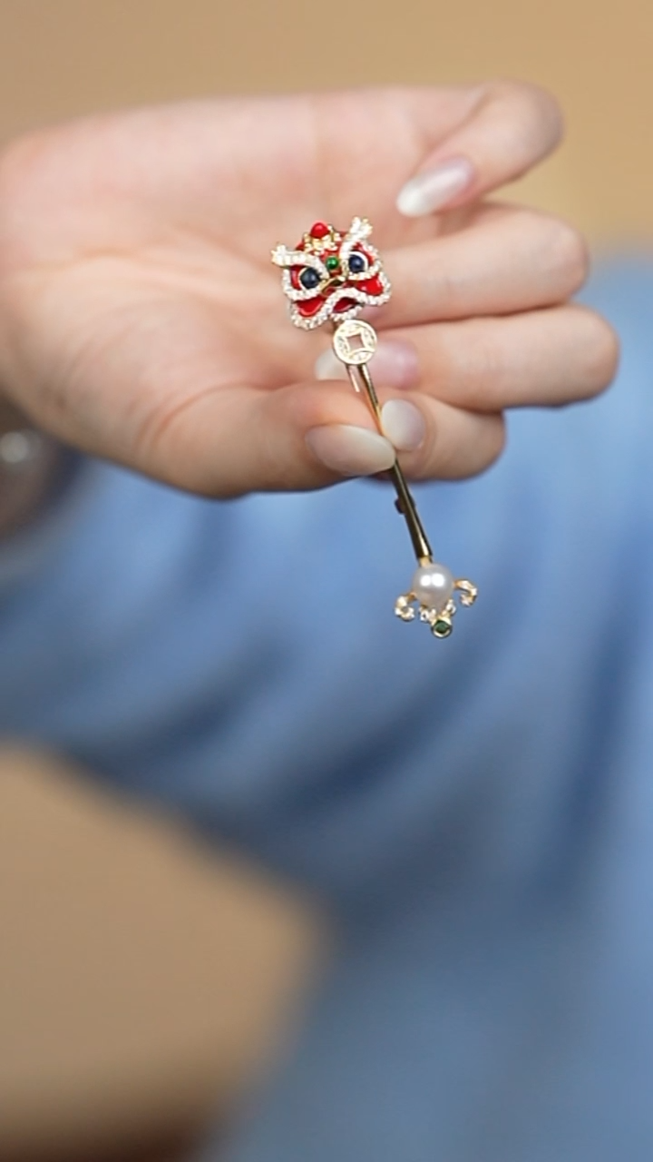 合金胸饰海水珍珠7-8akoya醒狮胸针