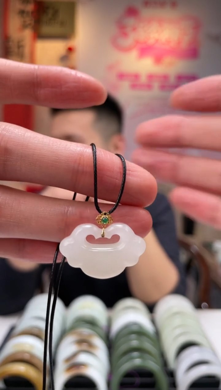 【闪购商品】和田玉颈饰18K金镶嵌平安锁吊坠一件