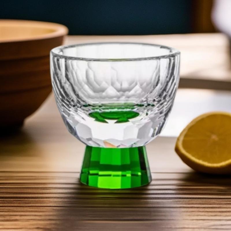 高端绿色水晶杯。