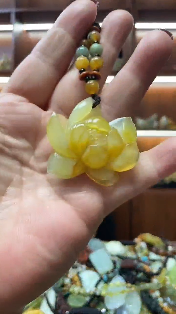 未镶嵌蛇纹石玉吊坠     