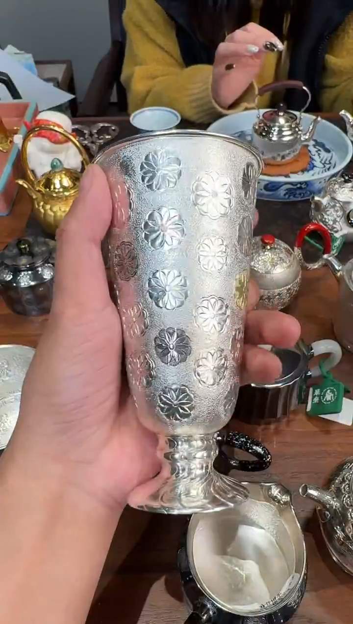 -恶**盈寸发标手作錾刻嵌金皮球花可乐杯   