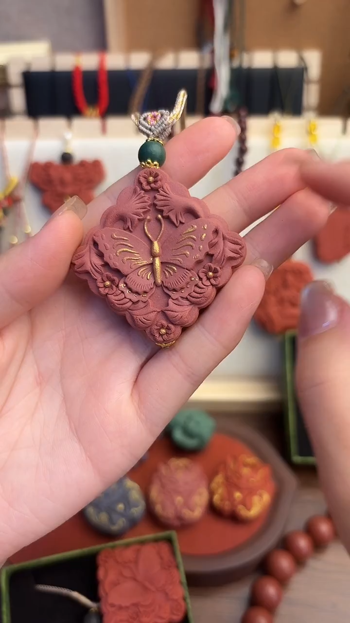 泥塑樱花香蝴蝶描金设计款一个