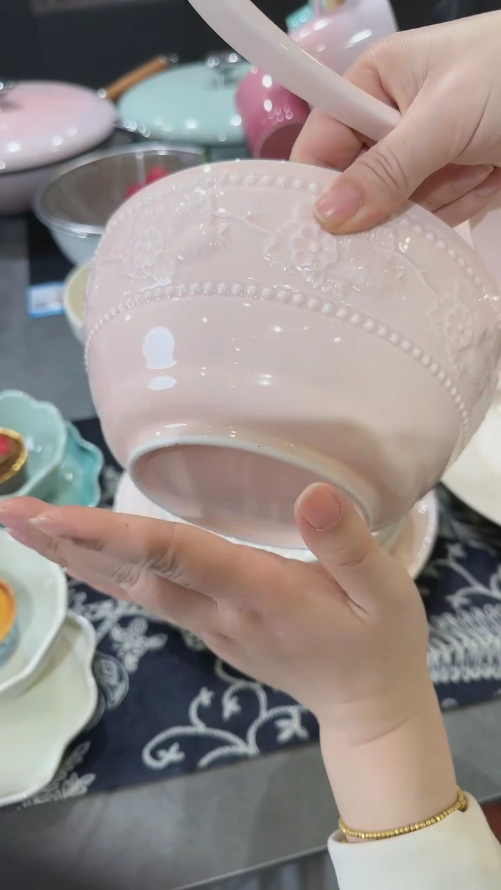 【闪购商品】瓷浮雕草莓陶瓷大汤碗8英寸-樱花粉