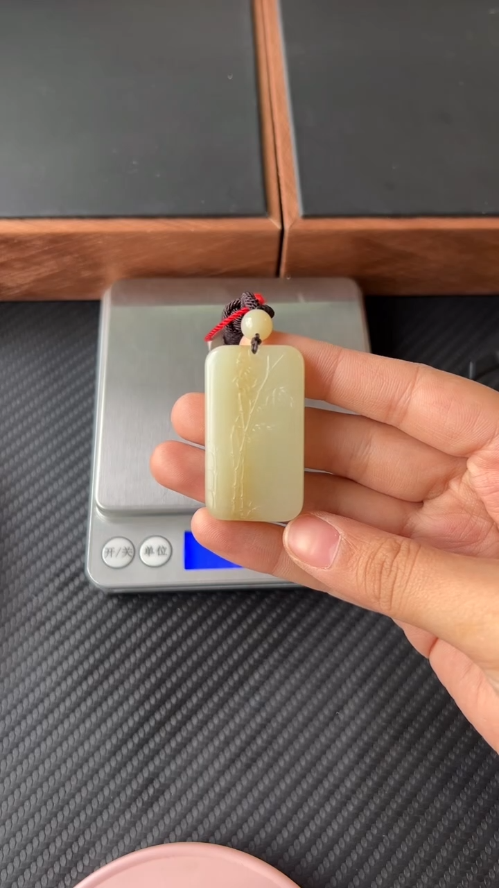 【闪购商品】和田玉吊坠(赠链)未镶嵌且末微色差迪克兰二细 M