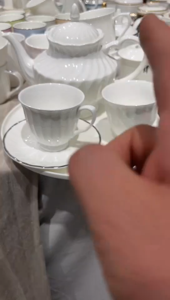 瓷白瓷螺纹壶1个+6套杯碟+茶盘1个