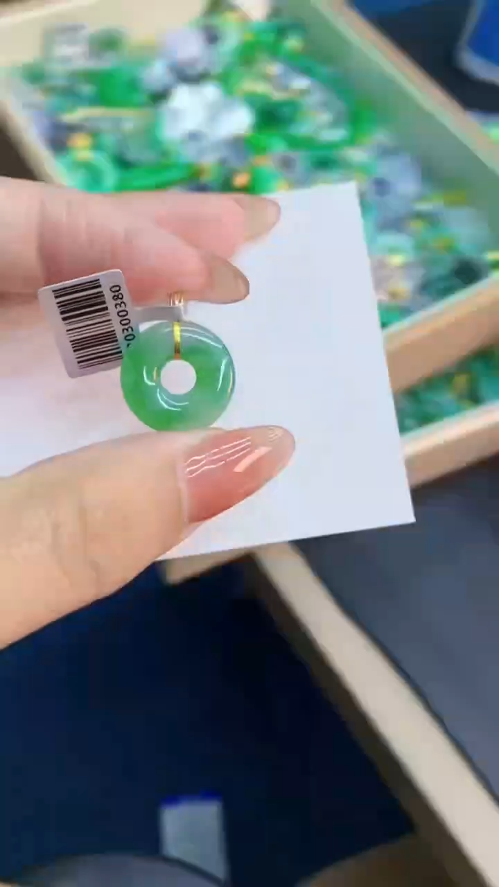 翡翠18K金镶嵌颈饰           1
