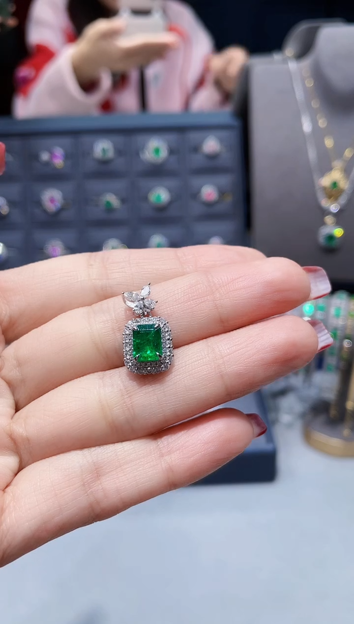 【闪购商品】祖母绿吊坠(不含链)18K金镶嵌1.23克拉