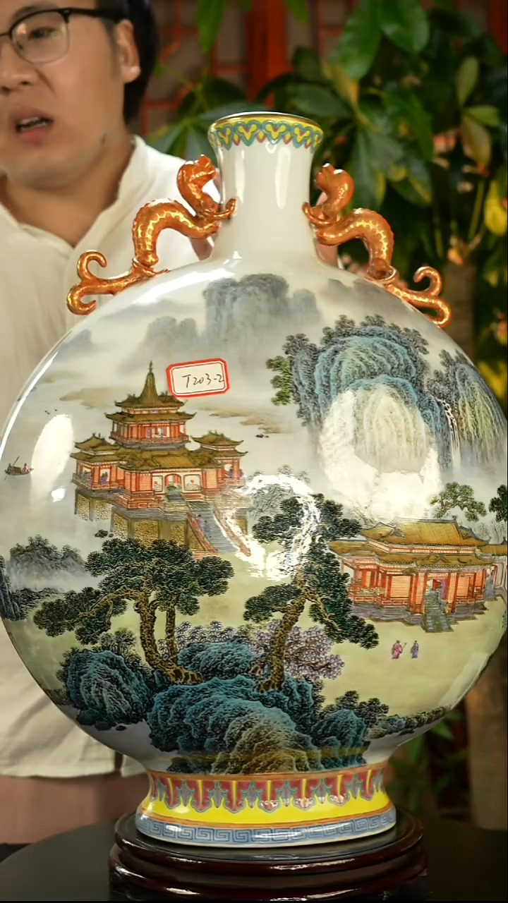 无粉彩山水纹抱月瓶