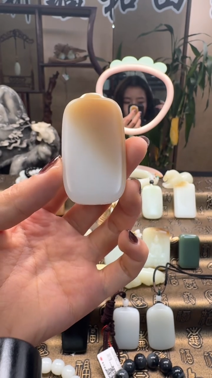 颈饰未镶嵌和田玉糖牌