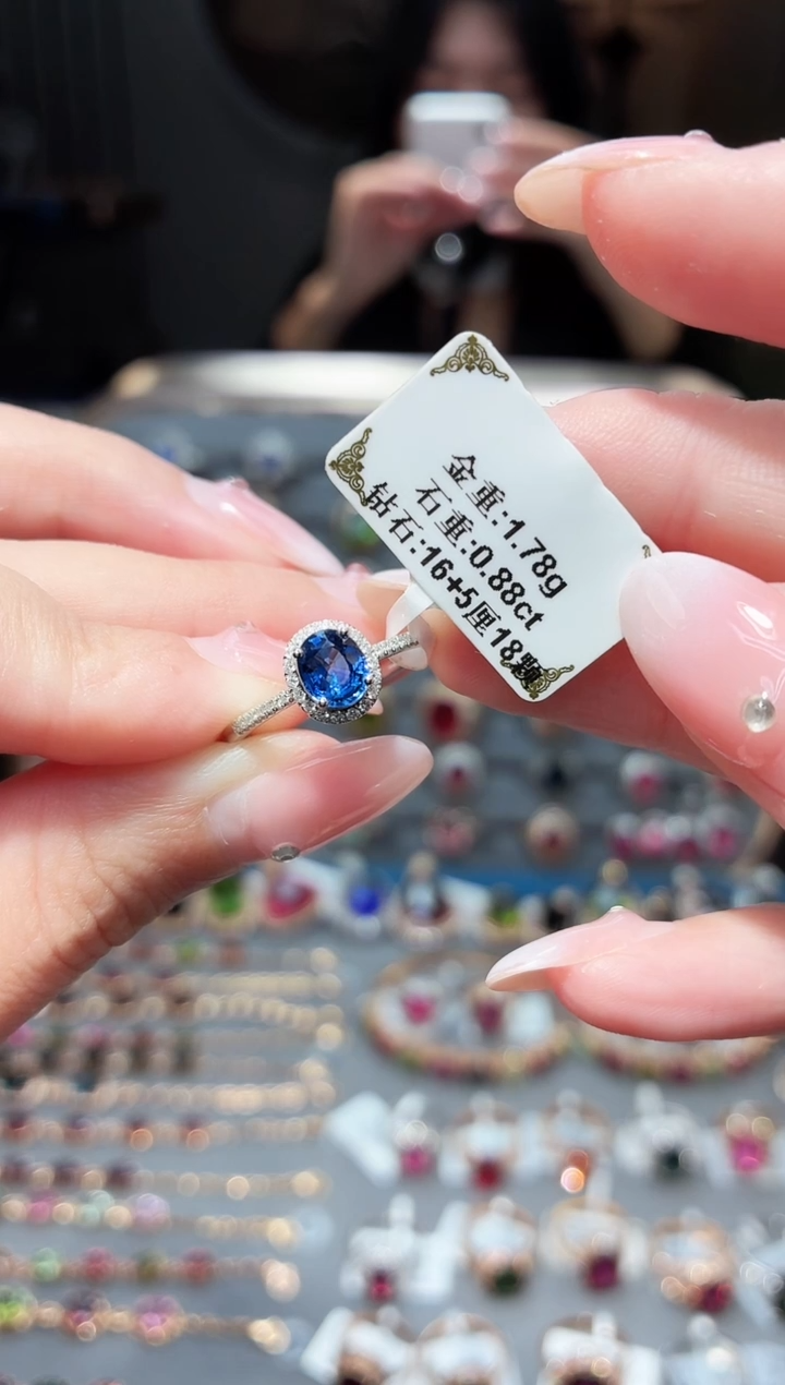 戒指蓝宝石18K金镶嵌0.88ct