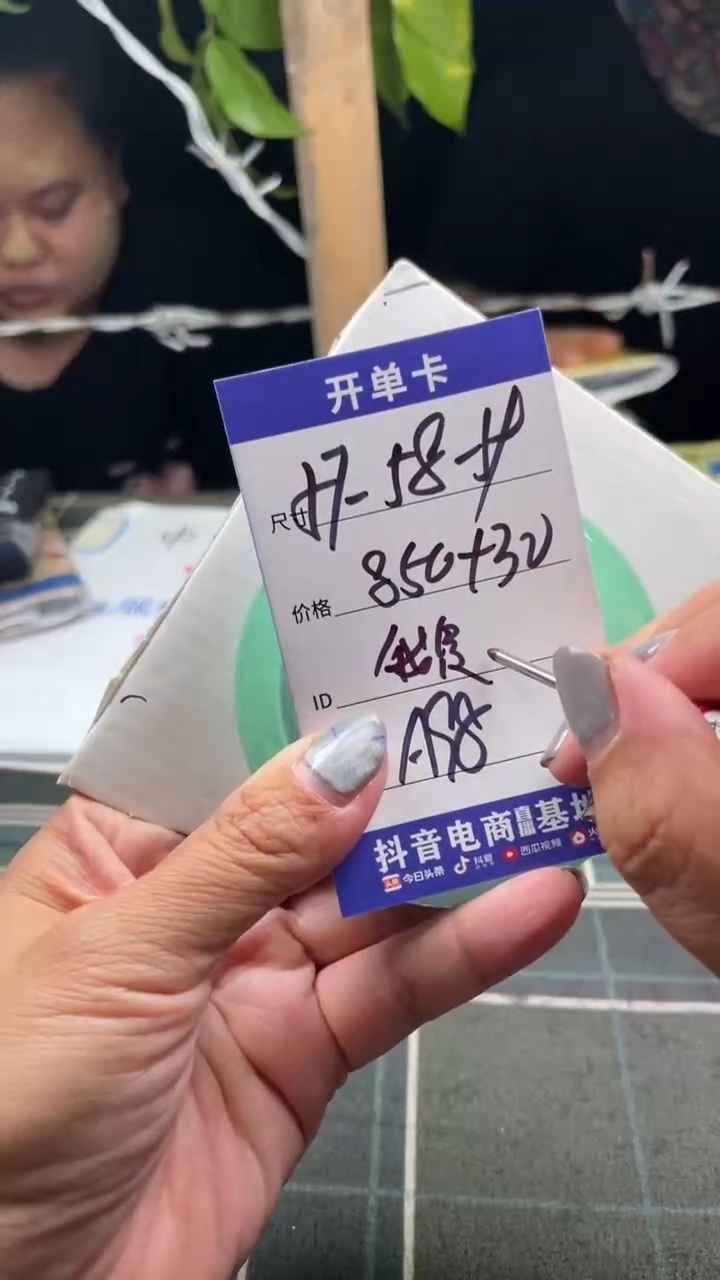 无非金属缅区原矿手镯手工艺现场