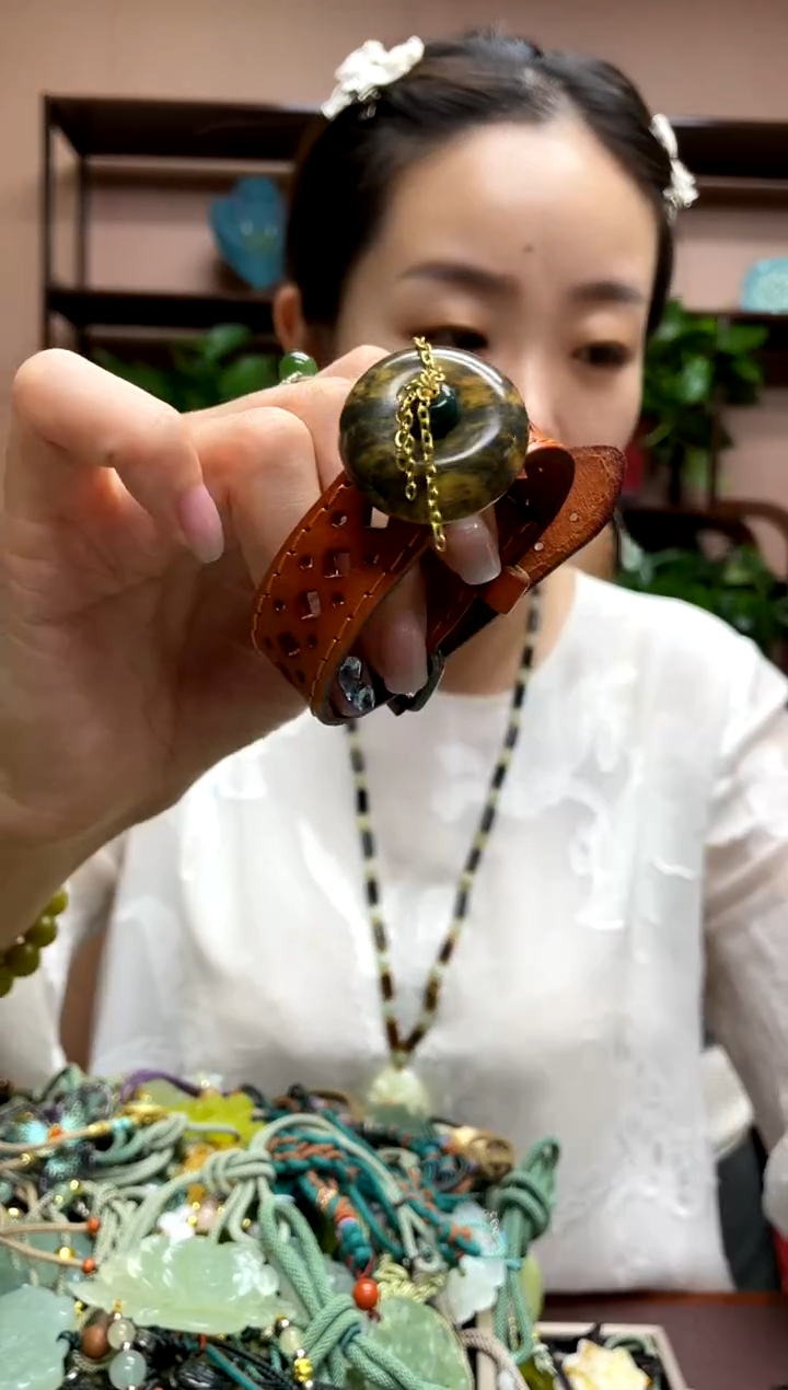 岫玉未镶嵌颈饰·