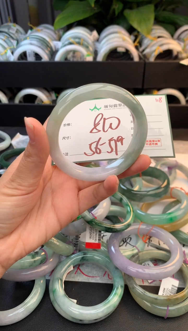 未镶嵌定制翡翠毛货需精细抛光+多人